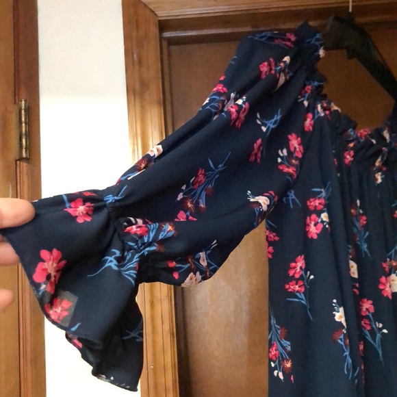 Woman’s Blouse - Picture 3 of 6